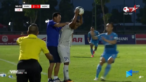 Phố Hiến liên tục chơi xấu: Cầu thủ nhận mưa thẻ phạt, HLV bóp cổ đối phương 