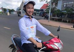 Lần đầu đạt học sinh tiên tiến, nam sinh dán giấy khen lên áo khoe khắp nơi