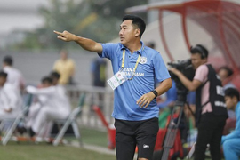 HLV Hứa Hiền Vinh bóp cổ cầu thủ: Làm thầy sao lại làm thế?