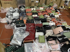 Hàng trăm nghìn sản phẩm được tổng kho hàng lậu ở Lào Cai 'chốt đơn' thế nào?