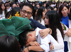 Học sinh khóc nức nở, ôm chặt thầy cô trong lễ bế giảng 