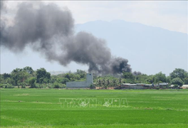 Cháy lớn trong sân bay quân sự Thành Sơn, khói đen bốc cao hàng trăm mét