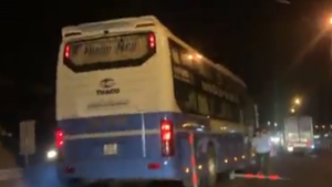 Xe khách ngang nhiên lấn làn gây ùn tắc kéo dài tại đường vào hầm Hải Vân