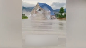 Clip: Ngôi nhà 3 tầng đổ sập, 'mất hút' giữa biển nước ở Trung Quốc