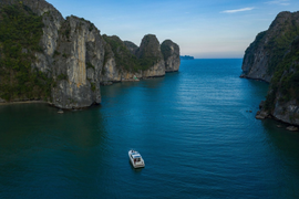 Du khách nhộn nhịp trở lại, các thành phố du lịch 'cháy' phòng dịp cuối tuần