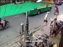 Đang đi bộ, người đàn ông bị nam thanh niên cầm dao đuổi chém