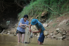 Trải nghiệm bắt cá suối dưới chân thác Dải Yếm cùng dân bản địa