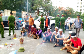 Mang di ảnh nạn nhân ngồi giữa đường: Vì sao vụ án giải quyết 1 năm chưa xong?