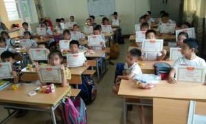 Cậu bé lẻ loi giữa rừng giấy khen gây tranh cãi: Giảng viên sư phạm gửi tâm thư