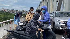 CSGT Hà Nội dùng còng số 8 cứu người đàn ông định nhảy cầu tự tử