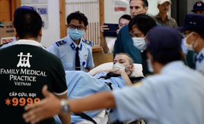 Bệnh nhân 91 nằm trên cáng, rời Bệnh viện Chợ Rẫy