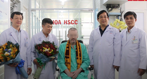 Video: Bệnh nhân 91 bắt đầu hồi hương, nói 'cảm ơn Việt Nam'