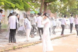 Không có bột màu, học sinh 'lầy lội' vác bột mỳ đến 'quẩy' ở lễ tổng kết năm 