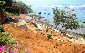 Ảnh: Phá núi, xây kè, dựng hàng quán xâm lấn danh thắng Ba Làng An