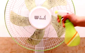 Mẹo vệ sinh quạt điện không cần tháo khung