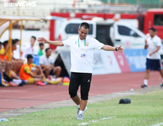 8 cầu thủ không cản nổi Phan Văn Đức, HLV Phạm Minh Đức nổi nóng với học trò