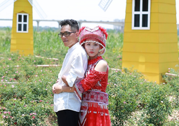 Chàng trai người Dao cụt 2 tay, gặp vợ kém 11 tuổi nhờ mạng xã hội