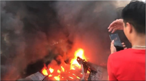 Đang cháy dữ dội tại xưởng sản xuất mũ bảo hiểm ở Hà Nội