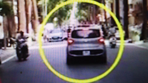 Tạm giữ hình sự tài xế hất công an lên nắp capo