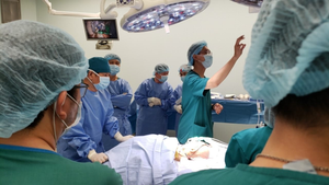 Phút thở phào của y, bác sĩ sau ca đại phẫu thuật tách 2 bé song sinh dính liền