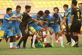 Video: Cầu thủ Indonesia lao vào hành hung, đạp vào đầu trọng tài 