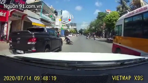 Người đi xe máy thoát nạn thần kỳ dưới bánh xe ô tô bán tải vượt ẩu ở Thanh Hóa