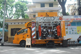 Tiệm cắt tóc trên ô tô tải phục vụ sinh viên giá 2.000 đồng