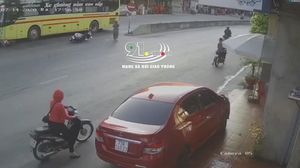 Người đi xe máy qua đường bị ô tô khách đâm nguy kịch