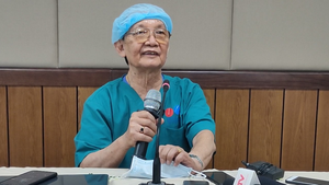 GS.BS Trần Đông A trả lời báo chí sau ca phẫu thuật tách rời cặp song sinh