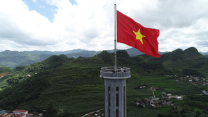 Sừng sững cột cờ Lũng Cú trên đỉnh núi Rồng 