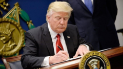 Ông Trump ký sắc lệnh chấm dứt quy chế đối xử đặc biệt với Hong Kong