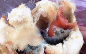 Sau phản ánh bán bánh mì có nhân thiu mốc, một cơ sở bị phạt 27,5 triệu đồng