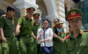 Hot girl Ngọc 'Miu' rạng rỡ rời toà, nhắn gia đình đừng lo lắng