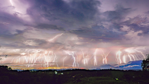 Ngoạn mục hình ảnh 50 tia sét xé rách bầu trời Mexico