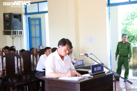 Rút một phần truy tố với Chủ tịch xã gây thiệt hại ngân sách hơn 300 triệu đồng