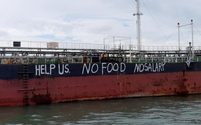 Hỗ trợ đưa 12 thủy thủ Việt Nam mắc kẹt trên biển Malaysia về nước