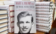 Dân Mỹ đổ xô đi mua sách về loạt bí mật của Tổng thống Trump