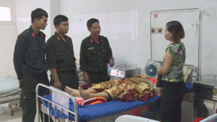4 cảnh sát cơ động hiến máu cứu phụ nữ bị tai nạn giao thông