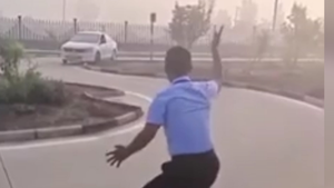 Thầy dạy lái xe chỉ đạo học viên đánh lái như múa võ