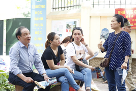 Phụ huynh 'đứng ngồi không yên' đợi con ngoài phòng thi giữa trời nắng nóng