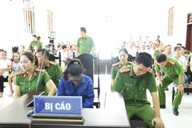 Nữ bị cáo đầu độc chị họ bằng trà sữa cúi gằm mặt tại phiên xử sơ thẩm