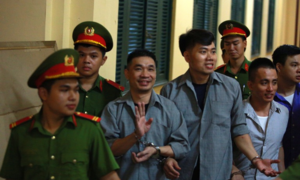 Ông trùm ma tuý Văn Kính Dương rạng rỡ, giơ tay chào người thân ở toà