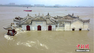 Ảnh: Lũ lụt khủng khiếp, nước bao vây tứ phía ở Trung Quốc