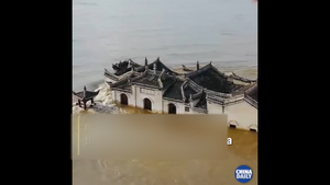 Chùa Quan Âm 700 năm tuổi đứng vững trong dòng lũ dữ trên sông Dương Tử