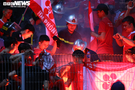 CLB Hải Phòng bất lực nhìn những 'Chí Phèo' kiểu mới trên khán đài phá bóng đá