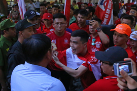 Clip: CĐV Hải Phòng hò nhau tràn qua cổng, lực lượng an ninh không thể kiểm soát