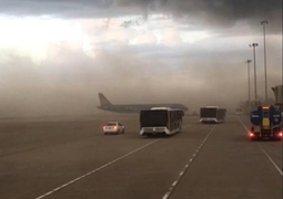 Bụi mù mịt che khuất cả tàu bay: Lãnh đạo sân bay Phú Bài nói gì?