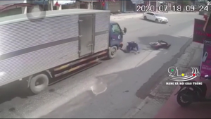 Xe tải phanh 'cháy' đường tránh va chạm với người đi xe máy tại Hải Phòng