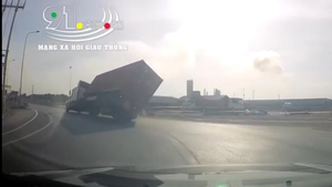 Video: Xe container vào cua bị lật nhào trên đường