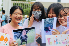 Thi vào lớp 10 chuyên, nữ sinh được bạn thân cổ vũ như 'thần tượng'